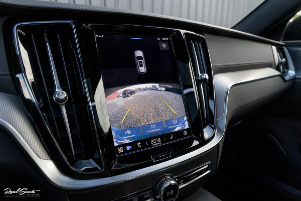 Volvo V60 2.0 T8 Plug-in hybrid AWD Ultimate Dark | Zwenkbare trekhaak | Panoramadak | Adaptieve cruise | Memory | Harman Kardon |