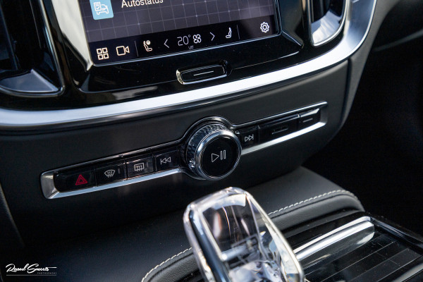 Volvo V60 2.0 T8 Plug-in hybrid AWD Ultimate Dark | Zwenkbare trekhaak | Panoramadak | Adaptieve cruise | Memory | Harman Kardon |