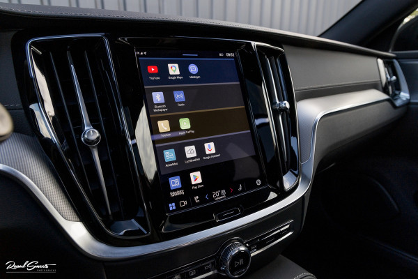 Volvo V60 2.0 T8 Plug-in hybrid AWD Ultimate Dark | Zwenkbare trekhaak | Panoramadak | Adaptieve cruise | Memory | Harman Kardon |