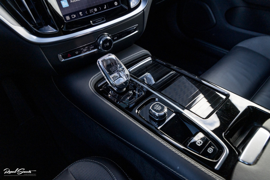 Volvo V60 2.0 T8 Plug-in hybrid AWD Ultimate Dark | Zwenkbare trekhaak | Panoramadak | Adaptieve cruise | Memory | Harman Kardon |