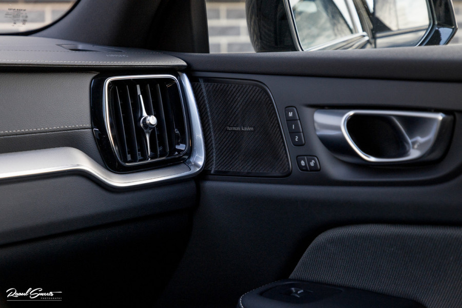 Volvo V60 2.0 T8 Plug-in hybrid AWD Ultimate Dark | Zwenkbare trekhaak | Panoramadak | Adaptieve cruise | Memory | Harman Kardon |