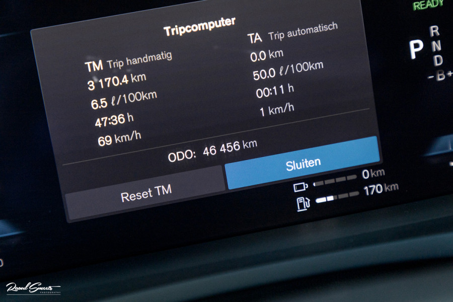 Volvo V60 2.0 T8 Plug-in hybrid AWD Ultimate Dark | Zwenkbare trekhaak | Panoramadak | Adaptieve cruise | Memory | Harman Kardon |