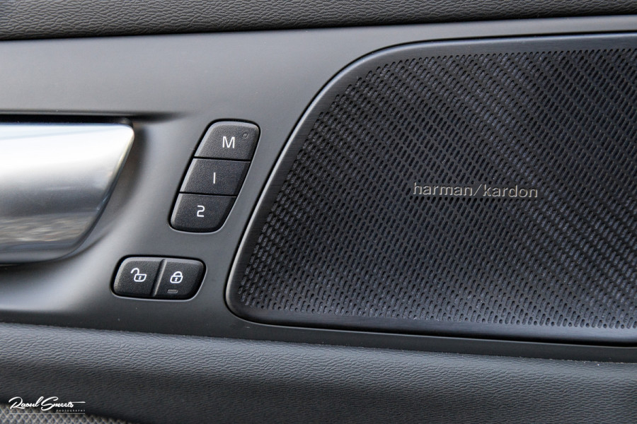 Volvo V60 2.0 T8 Plug-in hybrid AWD Ultimate Dark | Zwenkbare trekhaak | Panoramadak | Adaptieve cruise | Memory | Harman Kardon |