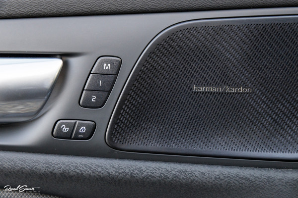 Volvo V60 2.0 T8 Plug-in hybrid AWD Ultimate Dark | Zwenkbare trekhaak | Panoramadak | Adaptieve cruise | Memory | Harman Kardon |