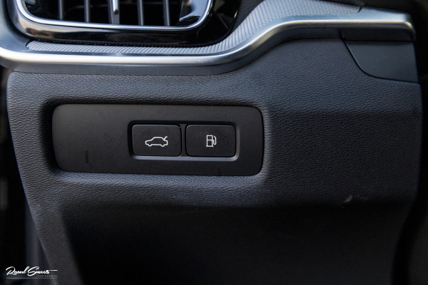 Volvo V60 2.0 T8 Plug-in hybrid AWD Ultimate Dark | Zwenkbare trekhaak | Panoramadak | Adaptieve cruise | Memory | Harman Kardon |