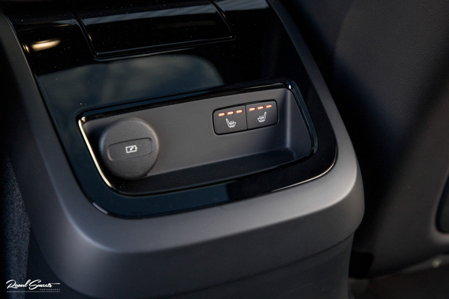 Volvo V60 2.0 T8 Plug-in hybrid AWD Ultimate Dark | Zwenkbare trekhaak | Panoramadak | Adaptieve cruise | Memory | Harman Kardon |