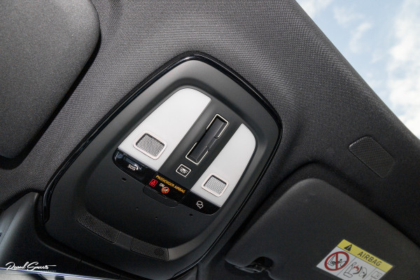 Volvo V60 2.0 T8 Plug-in hybrid AWD Ultimate Dark | Zwenkbare trekhaak | Panoramadak | Adaptieve cruise | Memory | Harman Kardon |