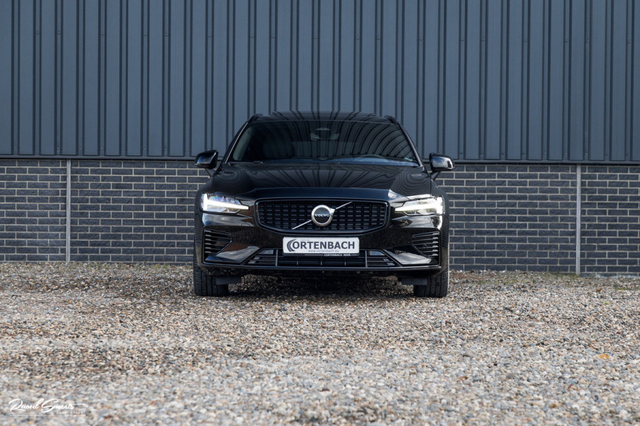 Volvo V60 2.0 T8 Plug-in hybrid AWD Ultimate Dark | Zwenkbare trekhaak | Panoramadak | Adaptieve cruise | Memory | Harman Kardon |