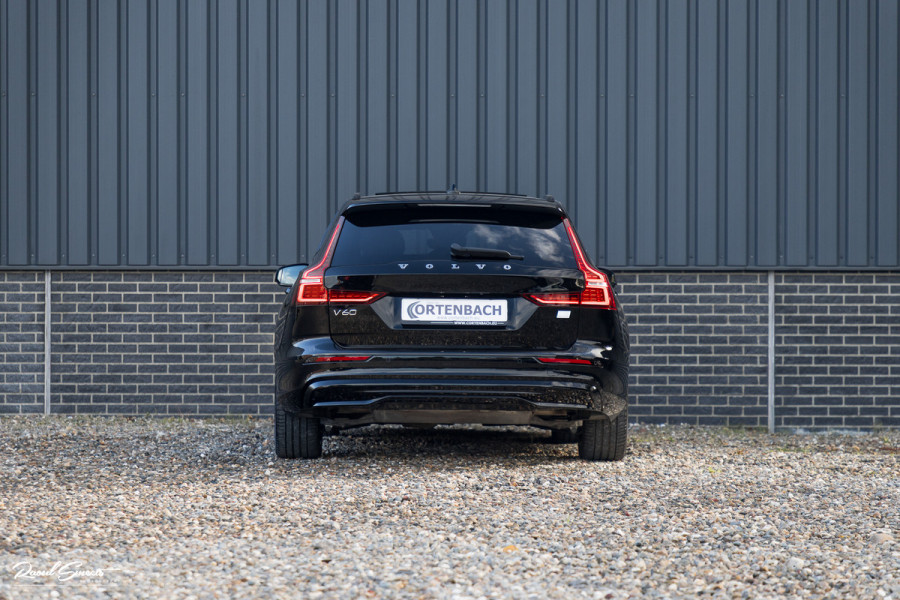Volvo V60 2.0 T8 Plug-in hybrid AWD Ultimate Dark | Zwenkbare trekhaak | Panoramadak | Adaptieve cruise | Memory | Harman Kardon |