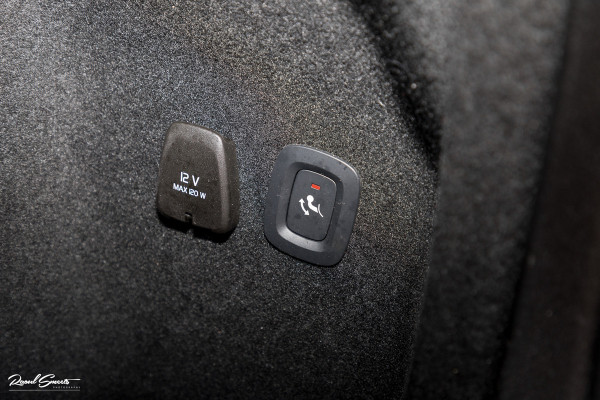 Volvo V60 2.0 T8 Plug-in hybrid AWD Ultimate Dark | Zwenkbare trekhaak | Panoramadak | Adaptieve cruise | Memory | Harman Kardon |