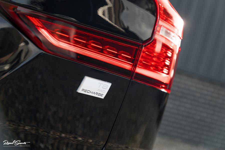 Volvo V60 2.0 T8 Plug-in hybrid AWD Ultimate Dark | Zwenkbare trekhaak | Panoramadak | Adaptieve cruise | Memory | Harman Kardon |