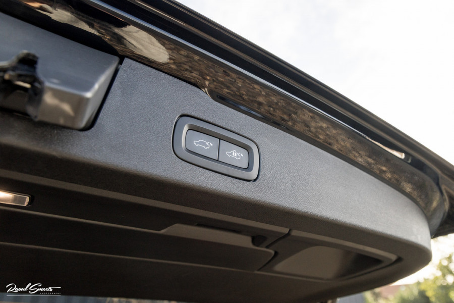 Volvo V60 2.0 T8 Plug-in hybrid AWD Ultimate Dark | Zwenkbare trekhaak | Panoramadak | Adaptieve cruise | Memory | Harman Kardon |