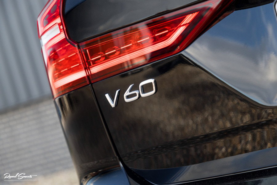 Volvo V60 2.0 T8 Plug-in hybrid AWD Ultimate Dark | Zwenkbare trekhaak | Panoramadak | Adaptieve cruise | Memory | Harman Kardon |