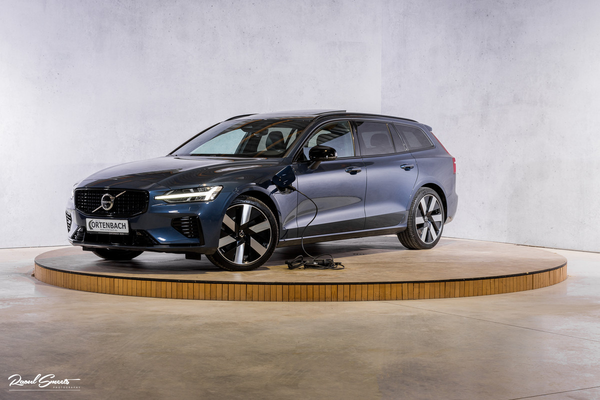 Volvo V60 2.0 T8 Plug-in hybrid AWD Ultra Dark | Panoramadak | Adaptieve cruise | Harman Kardon | Memory | Blis |