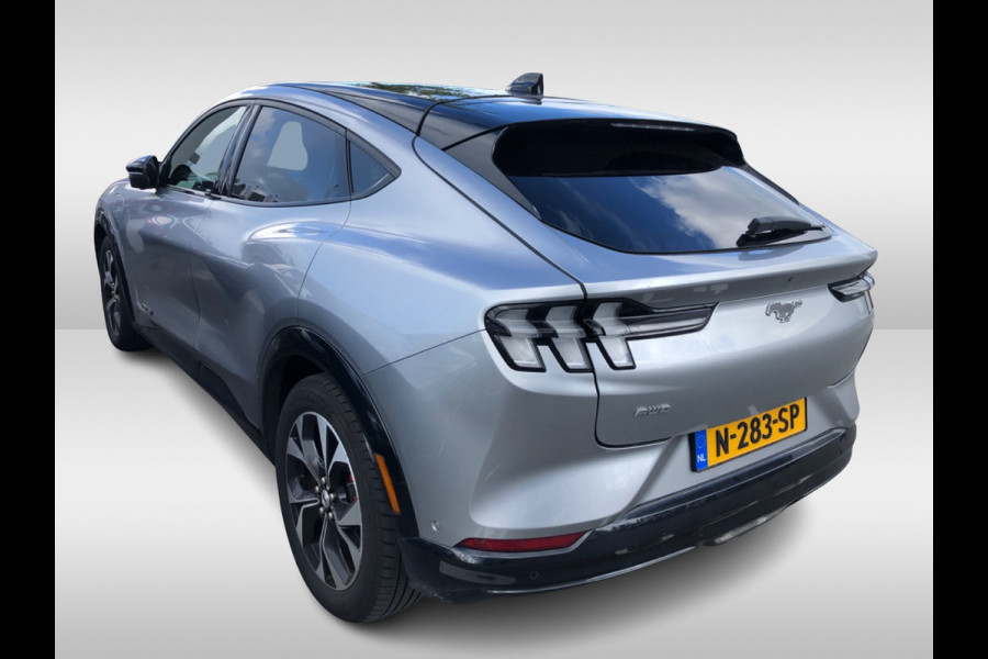 Ford Mustang Mach-E Extended First Edition AWD 98 kWh / Panoramadak / Camera / Leder / 19'' / B&O / Keyless / DAB / Dodehoek / ACC / Navigatie / Sfeerverlichting / Stoelverwarming