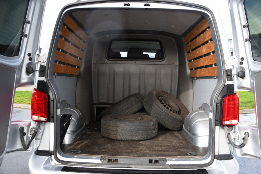 Volkswagen Transporter 2.0 TDI L2H1 DC PB Edition MARGE! Cruise, Carplay, Airco, 150pk, Sensoren, Trekhaak, Multimedia, Automaat, Uniek!