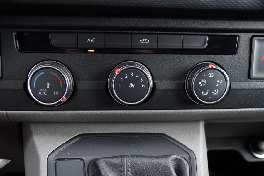 Volkswagen Transporter 2.0 TDI L1H1 30 PB Edition Camera, Cruise, Carplay, Trekhaak, Sensoren, Automaat, 150pk, Multimedia, Uniek!
