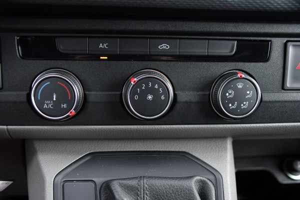 Volkswagen Transporter 2.0 TDI L1H1 30 PB Edition Camera, Cruise, Carplay, Trekhaak, Sensoren, Automaat, 150pk, Multimedia, Uniek!