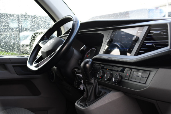 Volkswagen Transporter 2.0 TDI L1H1 30 PB Edition Camera, Cruise, Carplay, Trekhaak, Sensoren, Automaat, 150pk, Multimedia, Uniek!