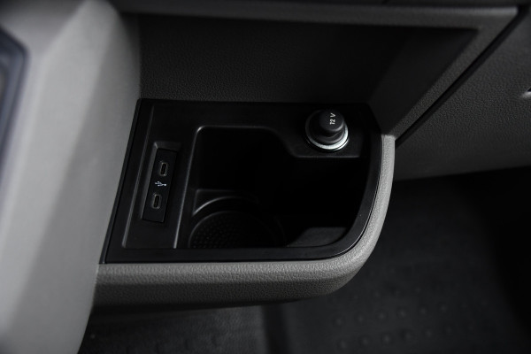 Volkswagen Transporter 2.0 TDI L1H1 30 PB Edition Camera, Cruise, Carplay, Trekhaak, Sensoren, Automaat, 150pk, Multimedia, Uniek!