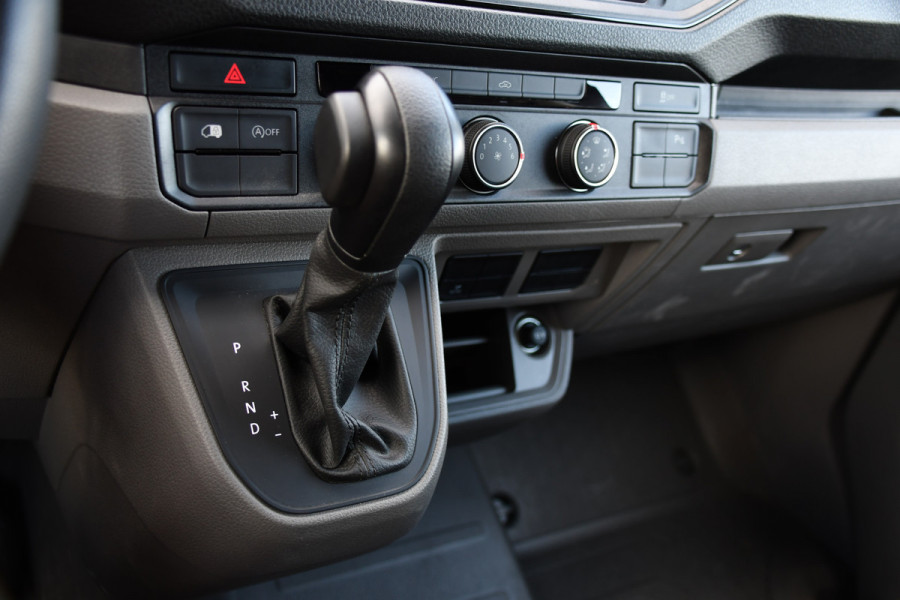 Volkswagen Crafter 35 2.0 TDI L3H3 PB Edition Camera, Cruise, Carplay, 140pk, Trekhaak, Carbolt, Automaat, Sensoren, Geveerde stoel, Uniek!