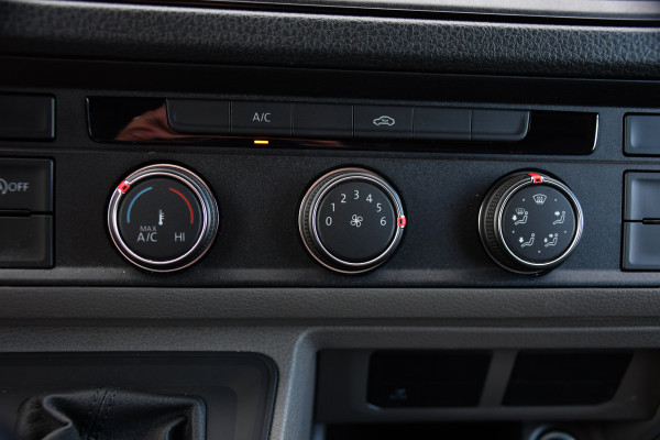 Volkswagen Crafter 35 2.0 TDI L3H3 PB Edition Camera, Cruise, Carplay, 140pk, Trekhaak, Carbolt, Automaat, Sensoren, Geveerde stoel, Uniek!