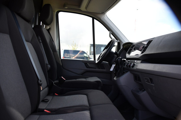 Volkswagen Crafter 35 2.0 TDI L3H3 PB Edition Camera, Cruise, Carplay, 140pk, Trekhaak, Carbolt, Automaat, Sensoren, Geveerde stoel, Uniek!