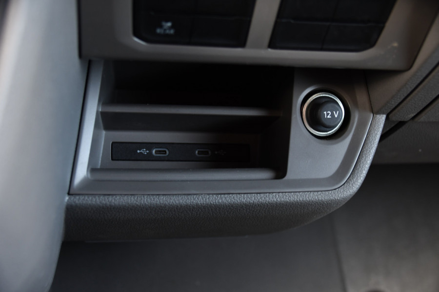 Volkswagen Crafter 35 2.0 TDI L3H3 PB Edition Camera, Cruise, Carplay, 140pk, Trekhaak, Carbolt, Automaat, Sensoren, Geveerde stoel, Uniek!
