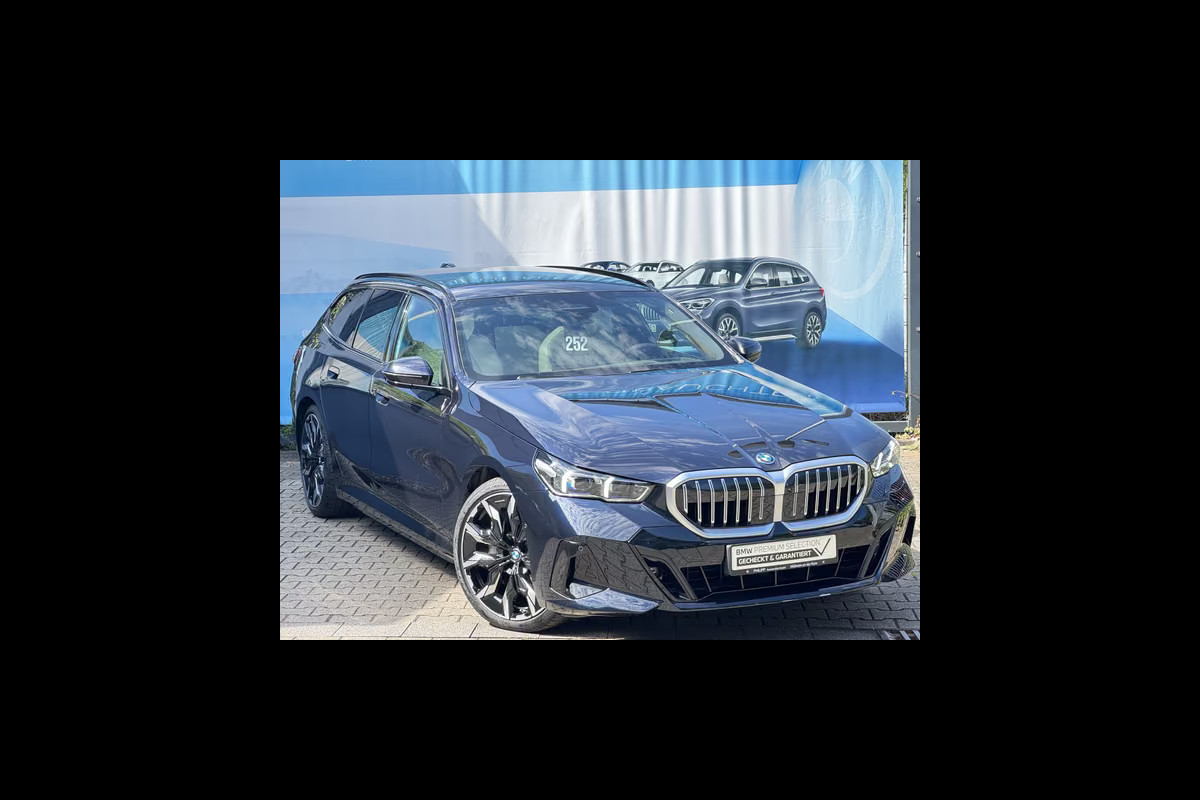 BMW 5 Serie Touring 550e xDrive M-SPORT ** PANORAMA, IVORY LEDER, TREKH, 21-inch LMV, ADAPT.  M-ONDERST. ** 1e EIG - UNGALLFREI - Ex. BMW ** ** INFORMEER OOK NAAR ONZE AANTREKKELIJKE FINANCIAL-LEASE TARIEVEN **