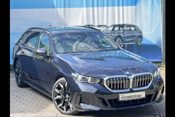 BMW 5 Serie Touring 550e xDrive M-SPORT ** PANORAMA, IVORY LEDER, TREKH, 21-inch LMV, ADAPT.  M-ONDERST. ** 1e EIG - UNGALLFREI - Ex. BMW ** ** INFORMEER OOK NAAR ONZE AANTREKKELIJKE FINANCIAL-LEASE TARIEVEN **