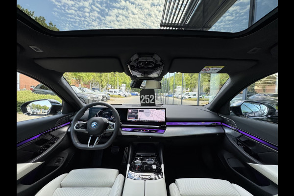 BMW 5 Serie Touring 550e xDrive M-SPORT ** PANORAMA, IVORY LEDER, TREKH, 21-inch LMV, ADAPT.  M-ONDERST. ** 1e EIG - UNGALLFREI - Ex. BMW ** ** INFORMEER OOK NAAR ONZE AANTREKKELIJKE FINANCIAL-LEASE TARIEVEN **