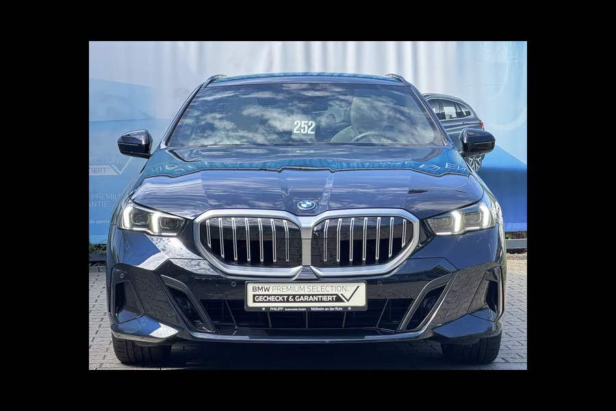 BMW 5 Serie Touring 550e xDrive M-SPORT ** PANORAMA, IVORY LEDER, TREKH, 21-inch LMV, ADAPT.  M-ONDERST. ** 1e EIG - UNGALLFREI - Ex. BMW ** ** INFORMEER OOK NAAR ONZE AANTREKKELIJKE FINANCIAL-LEASE TARIEVEN **