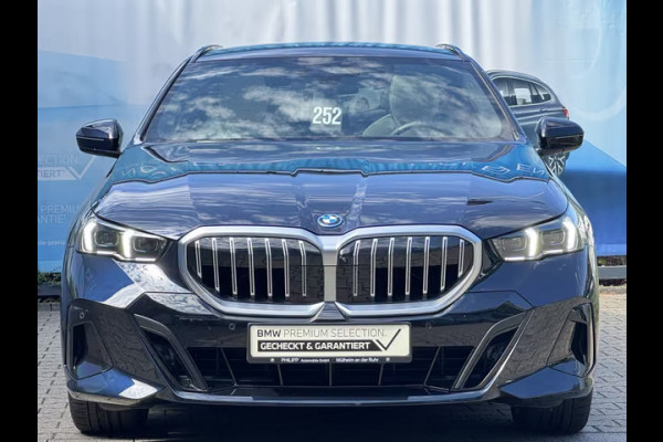 BMW 5 Serie Touring 550e xDrive M-SPORT ** PANORAMA, IVORY LEDER, TREKH, 21-inch LMV, ADAPT.  M-ONDERST. ** 1e EIG - UNGALLFREI - Ex. BMW ** ** INFORMEER OOK NAAR ONZE AANTREKKELIJKE FINANCIAL-LEASE TARIEVEN **