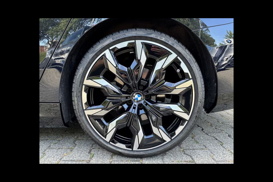 BMW 5 Serie Touring 550e xDrive M-SPORT ** PANORAMA, IVORY LEDER, TREKH, 21-inch LMV, ADAPT.  M-ONDERST. ** 1e EIG - UNGALLFREI - Ex. BMW ** ** INFORMEER OOK NAAR ONZE AANTREKKELIJKE FINANCIAL-LEASE TARIEVEN **