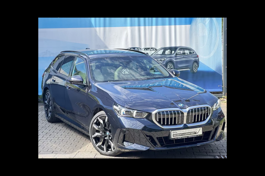 BMW 5 Serie Touring 550e xDrive M-SPORT ** PANORAMA, IVORY LEDER, TREKH, 21-inch LMV, ADAPT.  M-ONDERST. ** 1e EIG - UNGALLFREI - Ex. BMW ** ** INFORMEER OOK NAAR ONZE AANTREKKELIJKE FINANCIAL-LEASE TARIEVEN **