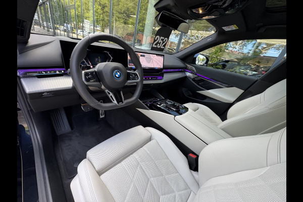 BMW 5 Serie Touring 550e xDrive M-SPORT ** PANORAMA, IVORY LEDER, TREKH, 21-inch LMV, ADAPT.  M-ONDERST. ** 1e EIG - UNGALLFREI - Ex. BMW ** ** INFORMEER OOK NAAR ONZE AANTREKKELIJKE FINANCIAL-LEASE TARIEVEN **