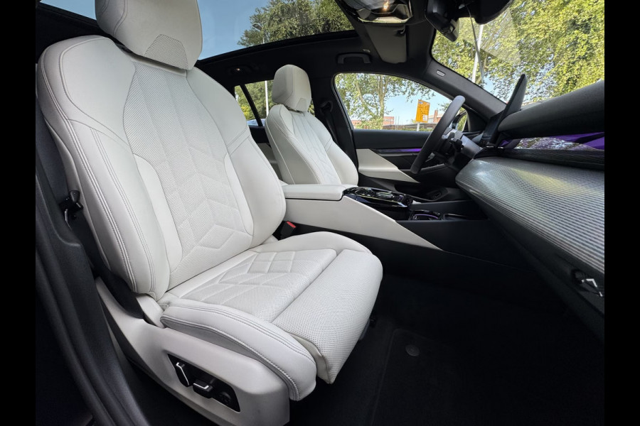 BMW 5 Serie Touring 550e xDrive M-SPORT ** PANORAMA, IVORY LEDER, TREKH, 21-inch LMV, ADAPT.  M-ONDERST. ** 1e EIG - UNGALLFREI - Ex. BMW ** ** INFORMEER OOK NAAR ONZE AANTREKKELIJKE FINANCIAL-LEASE TARIEVEN **