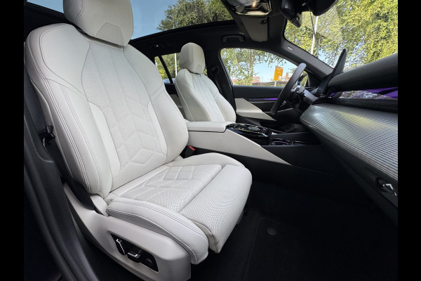 BMW 5 Serie Touring 550e xDrive M-SPORT ** PANORAMA, IVORY LEDER, TREKH, 21-inch LMV, ADAPT.  M-ONDERST. ** 1e EIG - UNGALLFREI - Ex. BMW ** ** INFORMEER OOK NAAR ONZE AANTREKKELIJKE FINANCIAL-LEASE TARIEVEN **