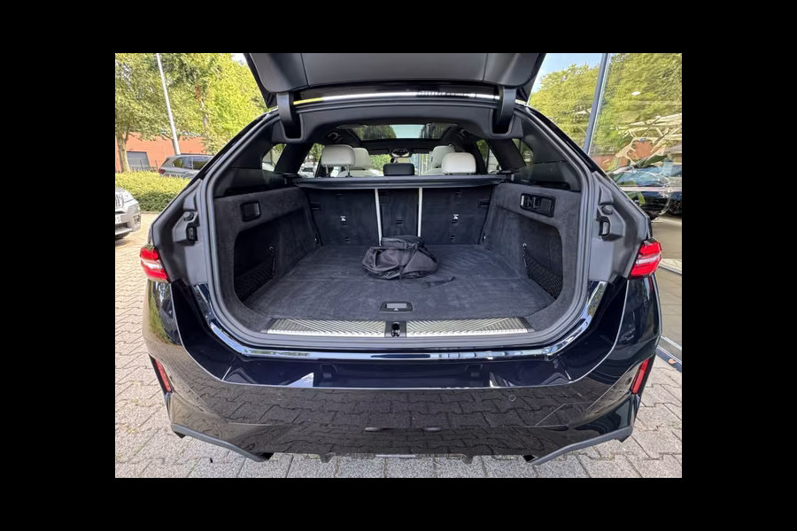 BMW 5 Serie Touring 550e xDrive M-SPORT ** PANORAMA, IVORY LEDER, TREKH, 21-inch LMV, ADAPT.  M-ONDERST. ** 1e EIG - UNGALLFREI - Ex. BMW ** ** INFORMEER OOK NAAR ONZE AANTREKKELIJKE FINANCIAL-LEASE TARIEVEN **
