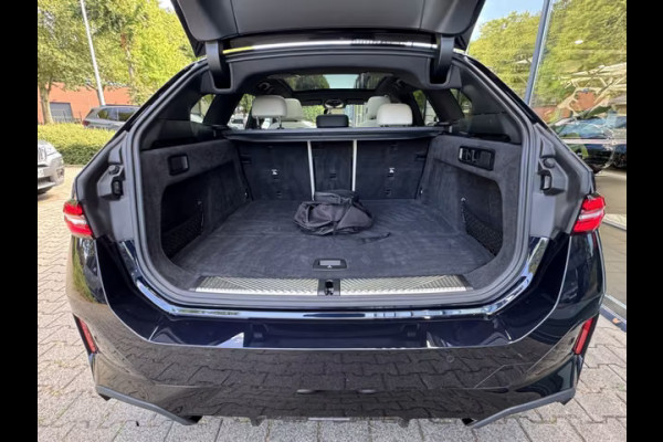 BMW 5 Serie Touring 550e xDrive M-SPORT ** PANORAMA, IVORY LEDER, TREKH, 21-inch LMV, ADAPT.  M-ONDERST. ** 1e EIG - UNGALLFREI - Ex. BMW ** ** INFORMEER OOK NAAR ONZE AANTREKKELIJKE FINANCIAL-LEASE TARIEVEN **