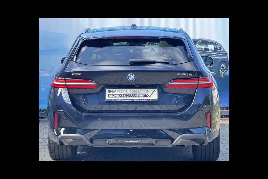 BMW 5 Serie Touring 550e xDrive M-SPORT ** PANORAMA, IVORY LEDER, TREKH, 21-inch LMV, ADAPT.  M-ONDERST. ** 1e EIG - UNGALLFREI - Ex. BMW ** ** INFORMEER OOK NAAR ONZE AANTREKKELIJKE FINANCIAL-LEASE TARIEVEN **