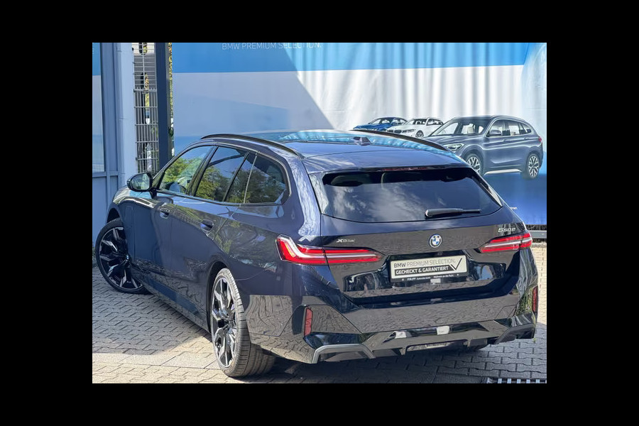 BMW 5 Serie Touring 550e xDrive M-SPORT ** PANORAMA, IVORY LEDER, TREKH, 21-inch LMV, ADAPT.  M-ONDERST. ** 1e EIG - UNGALLFREI - Ex. BMW ** ** INFORMEER OOK NAAR ONZE AANTREKKELIJKE FINANCIAL-LEASE TARIEVEN **