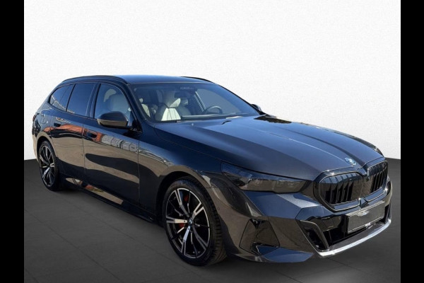 BMW 5 Serie Touring 550e xDrive M-SPORT Pro ** PANO, IVORY LEDER, TREKH, 20-inch LMV, ADAPT. M-ONDERST. ** 1e EIG - UNGALLFREI - Ex. BMW ** ** INFORMEER OOK NAAR ONZE AANTREKKELIJKE FINANCIAL-LEASE TARIEVEN **