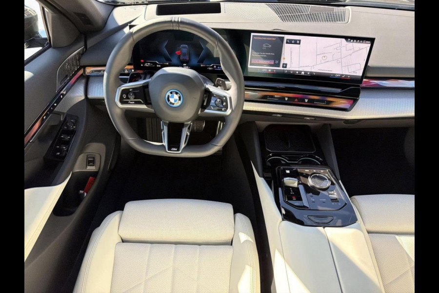 BMW 5 Serie Touring 550e xDrive M-SPORT Pro ** PANO, IVORY LEDER, TREKH, 20-inch LMV, ADAPT. M-ONDERST. ** 1e EIG - UNGALLFREI - Ex. BMW ** ** INFORMEER OOK NAAR ONZE AANTREKKELIJKE FINANCIAL-LEASE TARIEVEN **