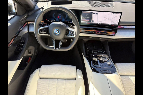 BMW 5 Serie Touring 550e xDrive M-SPORT Pro ** PANO, IVORY LEDER, TREKH, 20-inch LMV, ADAPT. M-ONDERST. ** 1e EIG - UNGALLFREI - Ex. BMW ** ** INFORMEER OOK NAAR ONZE AANTREKKELIJKE FINANCIAL-LEASE TARIEVEN **