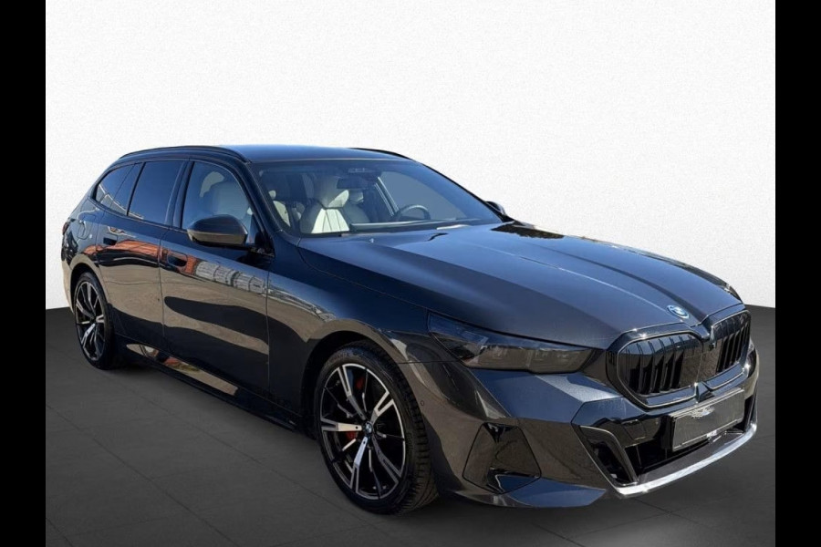 BMW 5 Serie Touring 550e xDrive M-SPORT Pro ** PANO, IVORY LEDER, TREKH, 20-inch LMV, ADAPT. M-ONDERST. ** 1e EIG - UNGALLFREI - Ex. BMW ** ** INFORMEER OOK NAAR ONZE AANTREKKELIJKE FINANCIAL-LEASE TARIEVEN **