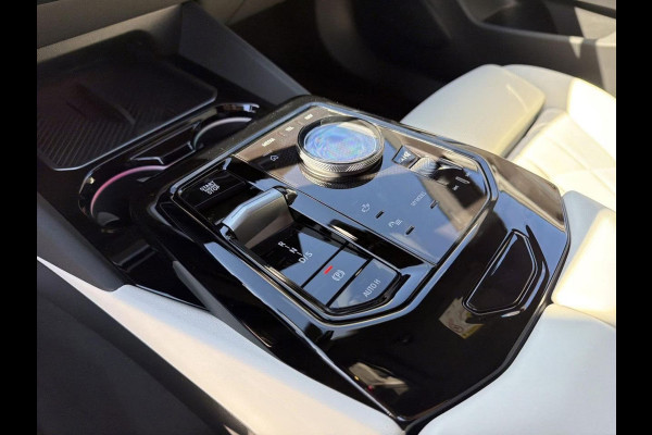 BMW 5 Serie Touring 550e xDrive M-SPORT Pro ** PANO, IVORY LEDER, TREKH, 20-inch LMV, ADAPT. M-ONDERST. ** 1e EIG - UNGALLFREI - Ex. BMW ** ** INFORMEER OOK NAAR ONZE AANTREKKELIJKE FINANCIAL-LEASE TARIEVEN **