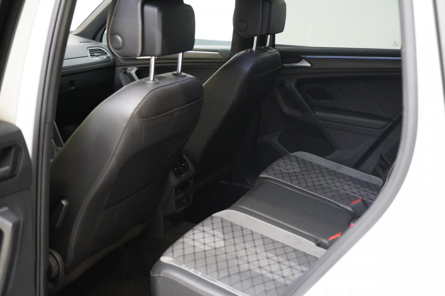 Volkswagen Tiguan 1.5 TSI 150pk R-Line | Carplay | Sfeerverlichting | Blind-Spot | Zwart optiek | Adaptive cruise
