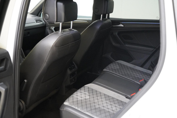 Volkswagen Tiguan 1.5 TSI 150pk R-Line | Carplay | Sfeerverlichting | Blind-Spot | Zwart optiek | Adaptive cruise