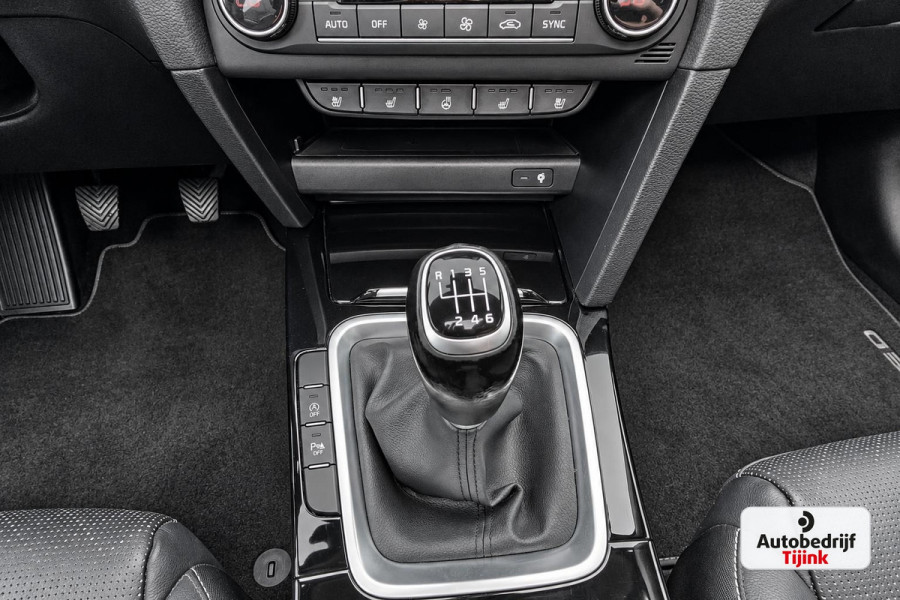 Kia Ceed 1.4 T-GDi ExecutiveLine | Navi | Pano | Trekhaak | Leer | Stoelverwarming | Keyless | Elek. stoelen |